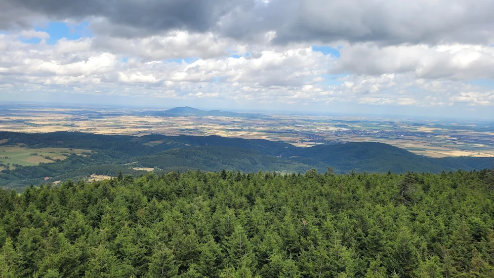 Panorama z wieży widokowej na Wielkiej Sowie – widok na Góry Sowie i okolicę